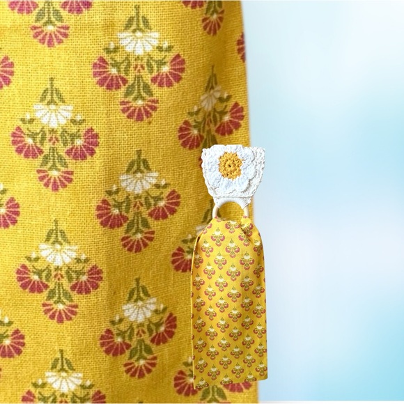 Handmade Crochet Daisy Flower Towel Holder – Yellow Floral Tea Towel Set - Picture 4 of 9